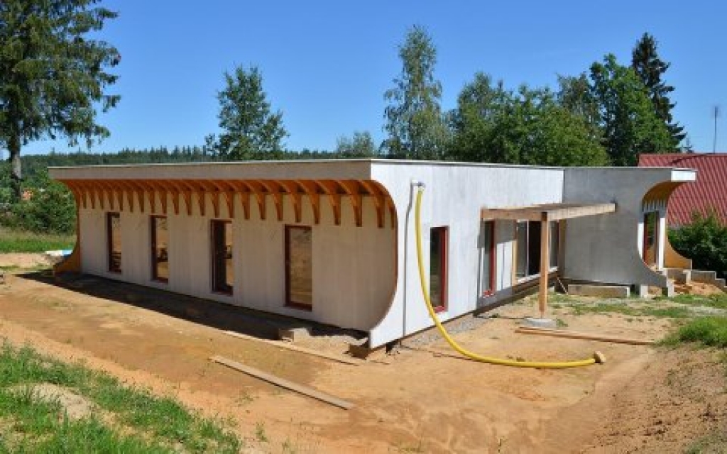 Z nápojových kartonů či slámy vyrábějí panely a staví domy. České firmy se učí využívat odpady