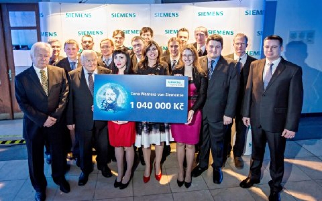 Siemens ocenil nadějné české studenty. Jeden překonal vážnou nemoc, další vyvinul miniaturní glukometr