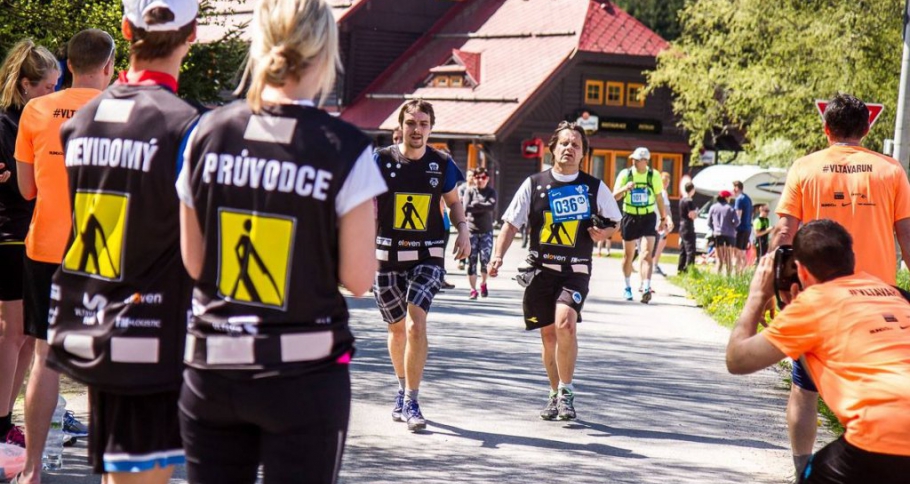 Pomozte nevidomým běžcům potřetí zdolat VltavaRun! a vyberte si odměnu