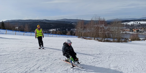 Podpořte odvahu lidí s handicapem, podpořte je v monoski lyžování