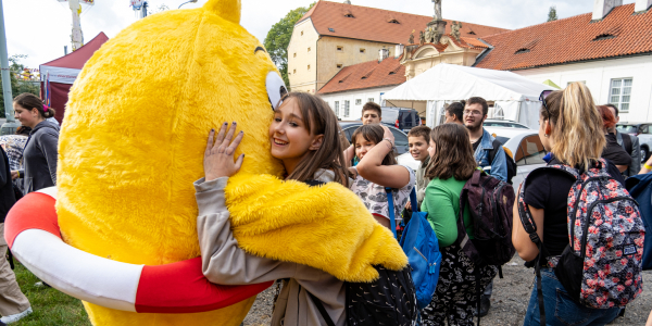 Kuře dává dětským snům křídla